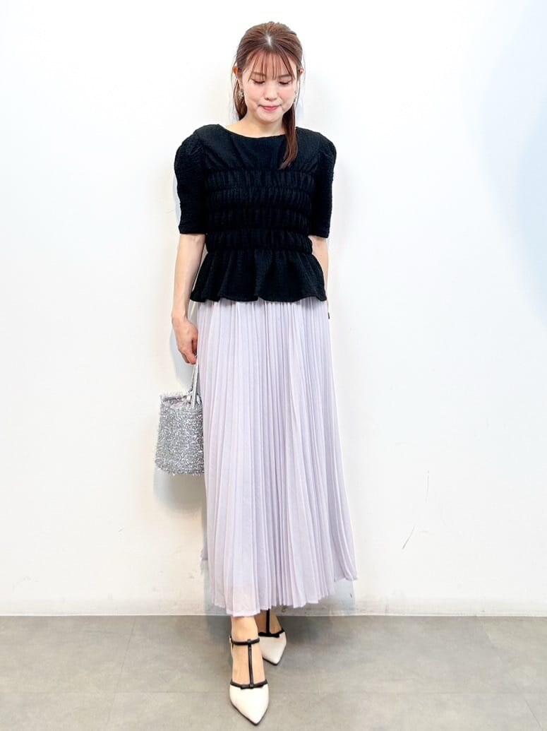 ブラック系のTシャツ/カットソー、シルバー系のハンドバッグ、ホワイト系のパンプスを着用したレディースの夏コーディネートの8枚目の写真