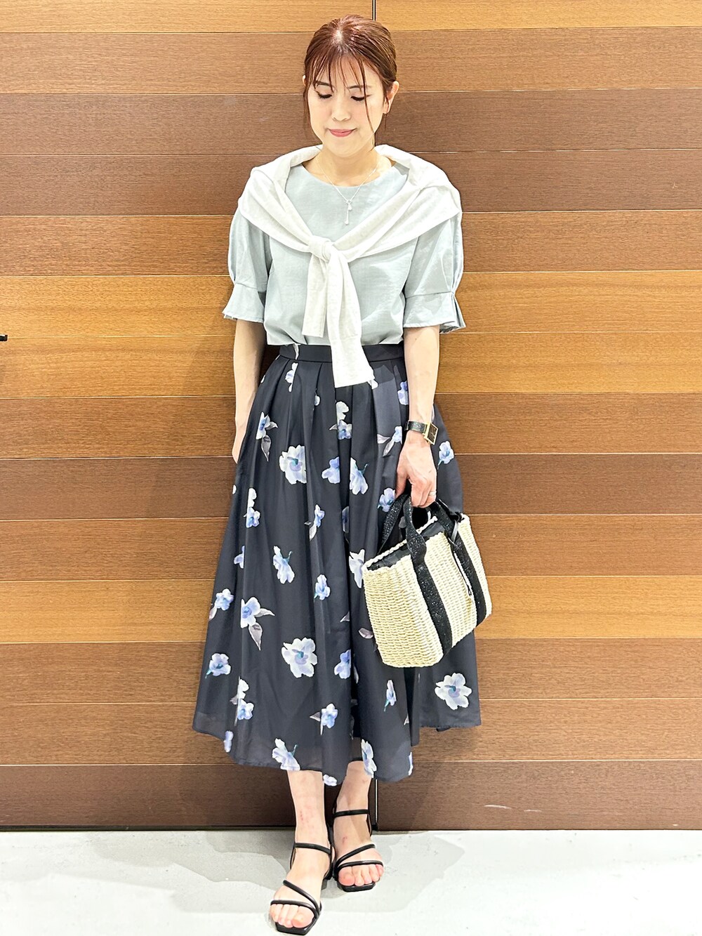 ホワイト系のカーディガン/ボレロ、グリーン系のシャツ/ブラウス、グレー系のスカートを着用したレディースの夏コーディネートの2枚目の写真