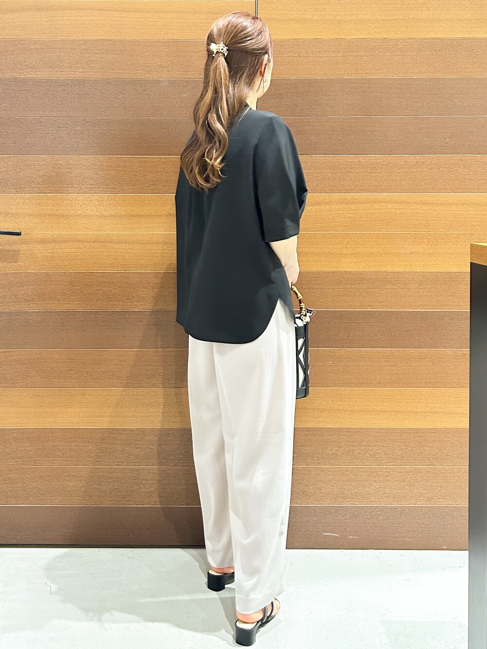ブラック系のシャツ/ブラウス、ベージュ系のその他パンツ、ブラック系のハンドバッグを着用したレディースの春コーディネートの5枚目の写真