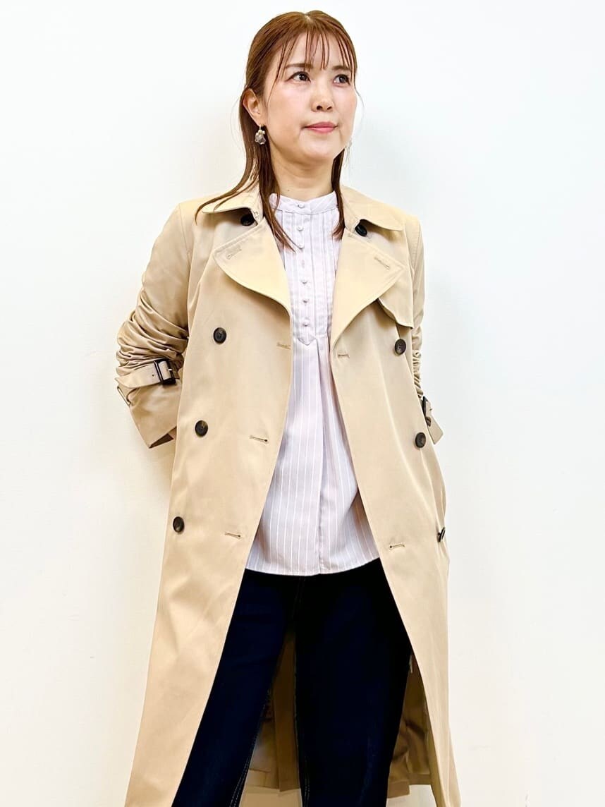 パープル系のシャツ/ブラウス、ブルー系のその他パンツ、ベージュ系のパンプスを着用したレディースの春コーディネートの2枚目の写真