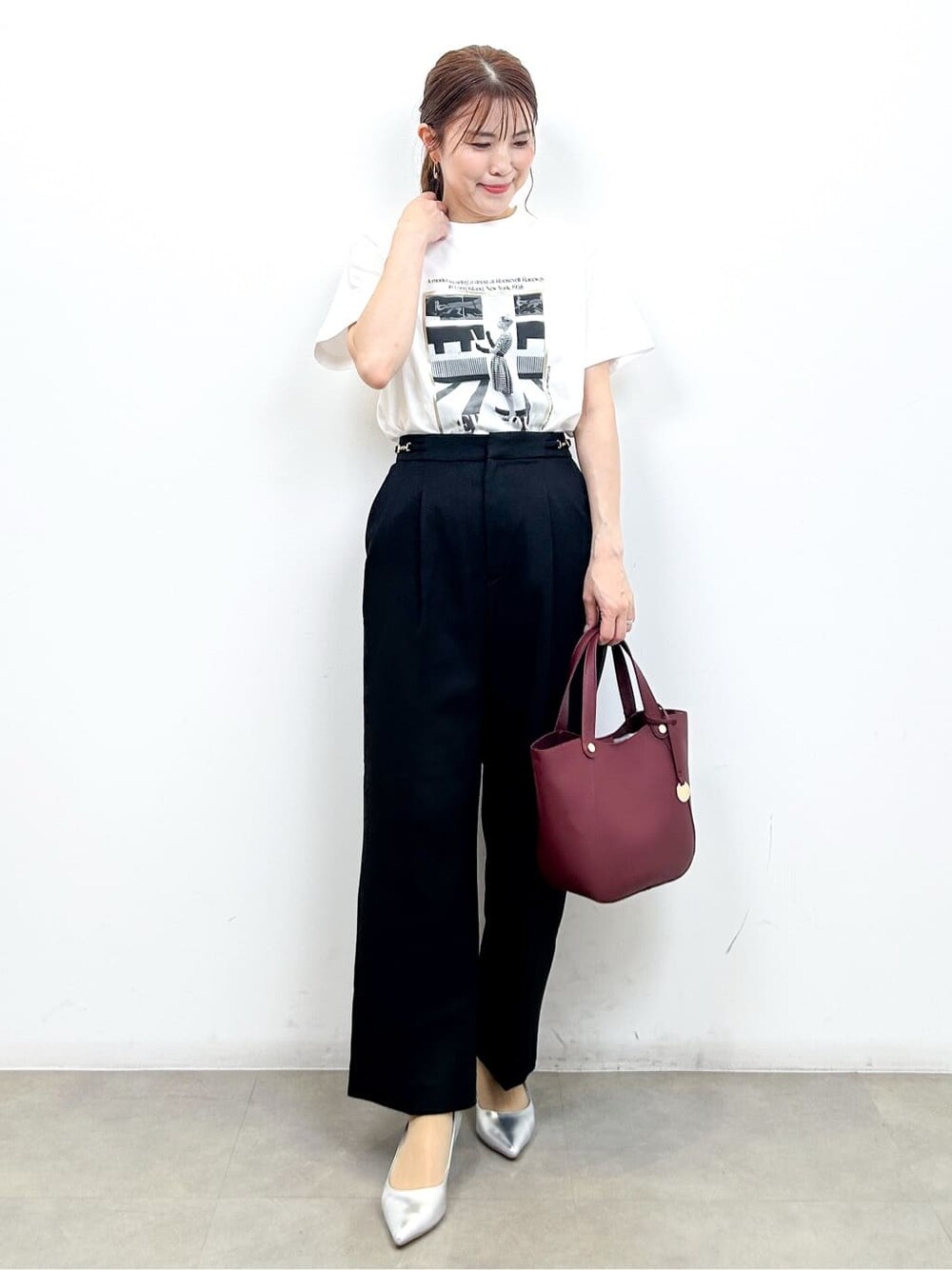 ホワイト系のTシャツ/カットソー、ブラック系のその他パンツ、レッド系のトートバッグを着用したレディースの夏コーディネートの4枚目の写真