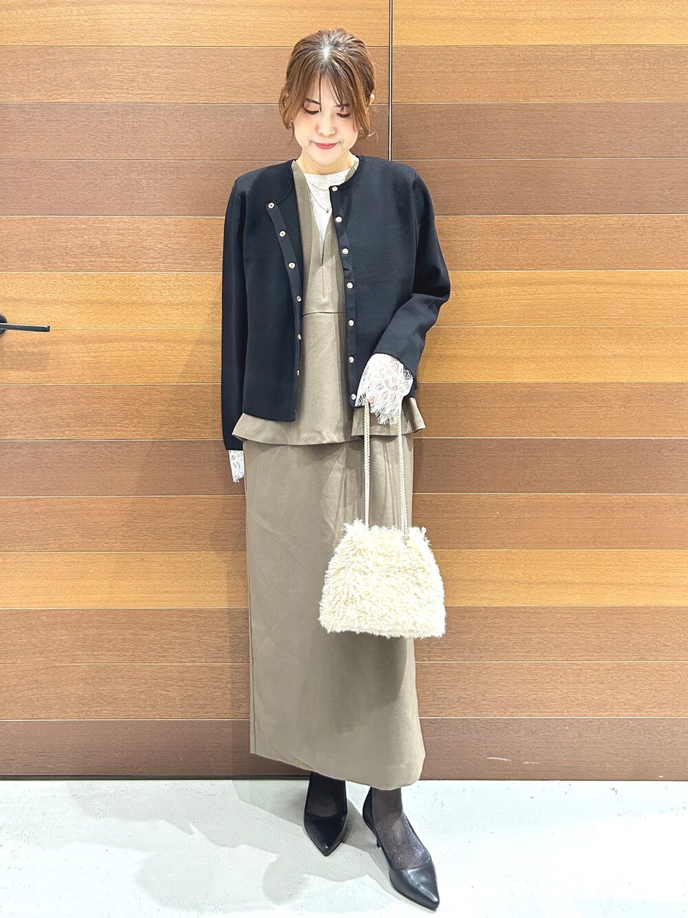 ブラック系のカーディガン/ボレロ、グレー系のTシャツ/カットソー、ブラウン系のワンピースを着用したレディースの秋コーディネートの2枚目の写真