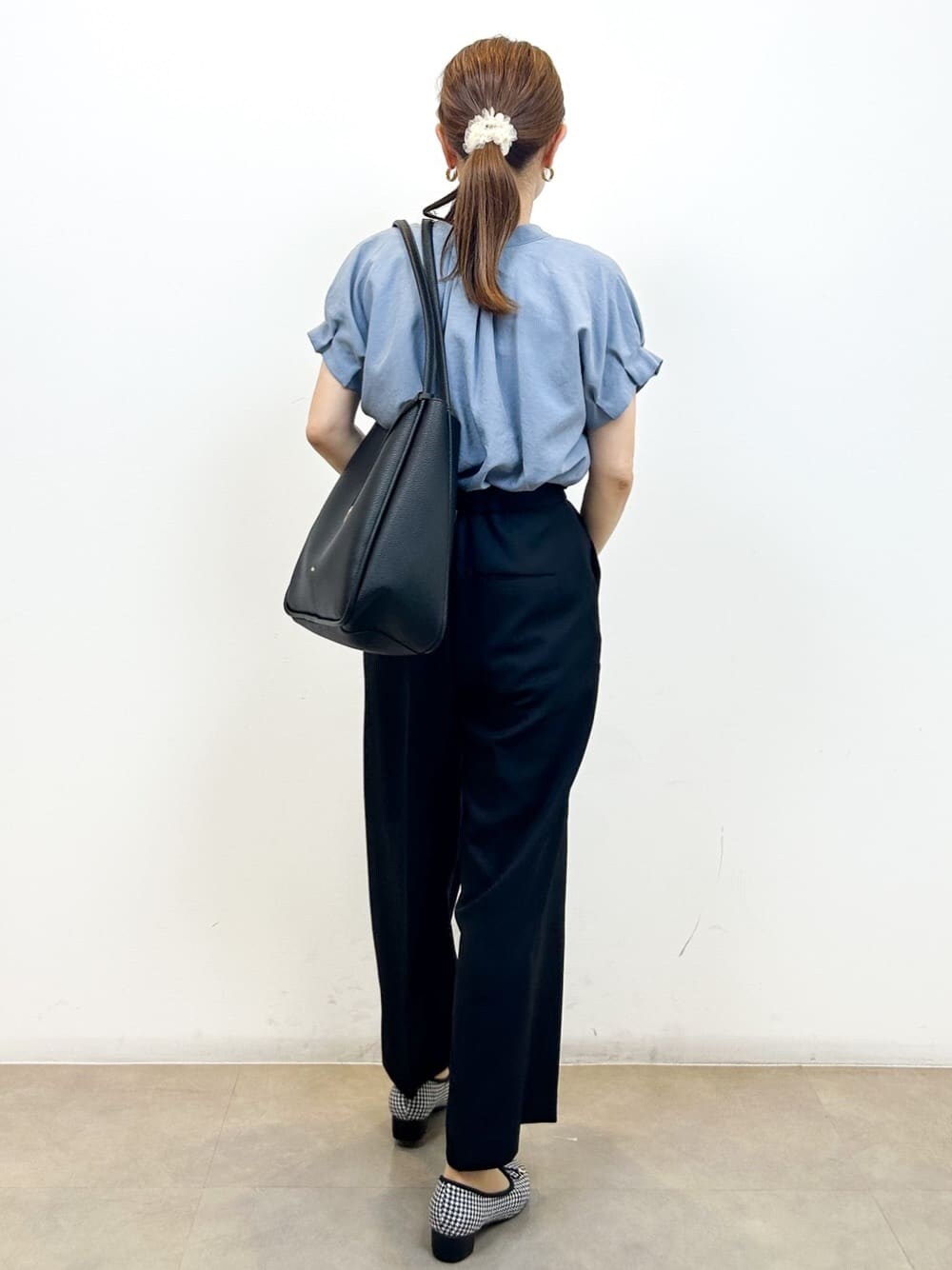 ブルー系のシャツ/ブラウス、ブラック系のその他パンツ、ブラック系のトートバッグを着用したレディースの夏コーディネートの7枚目の写真