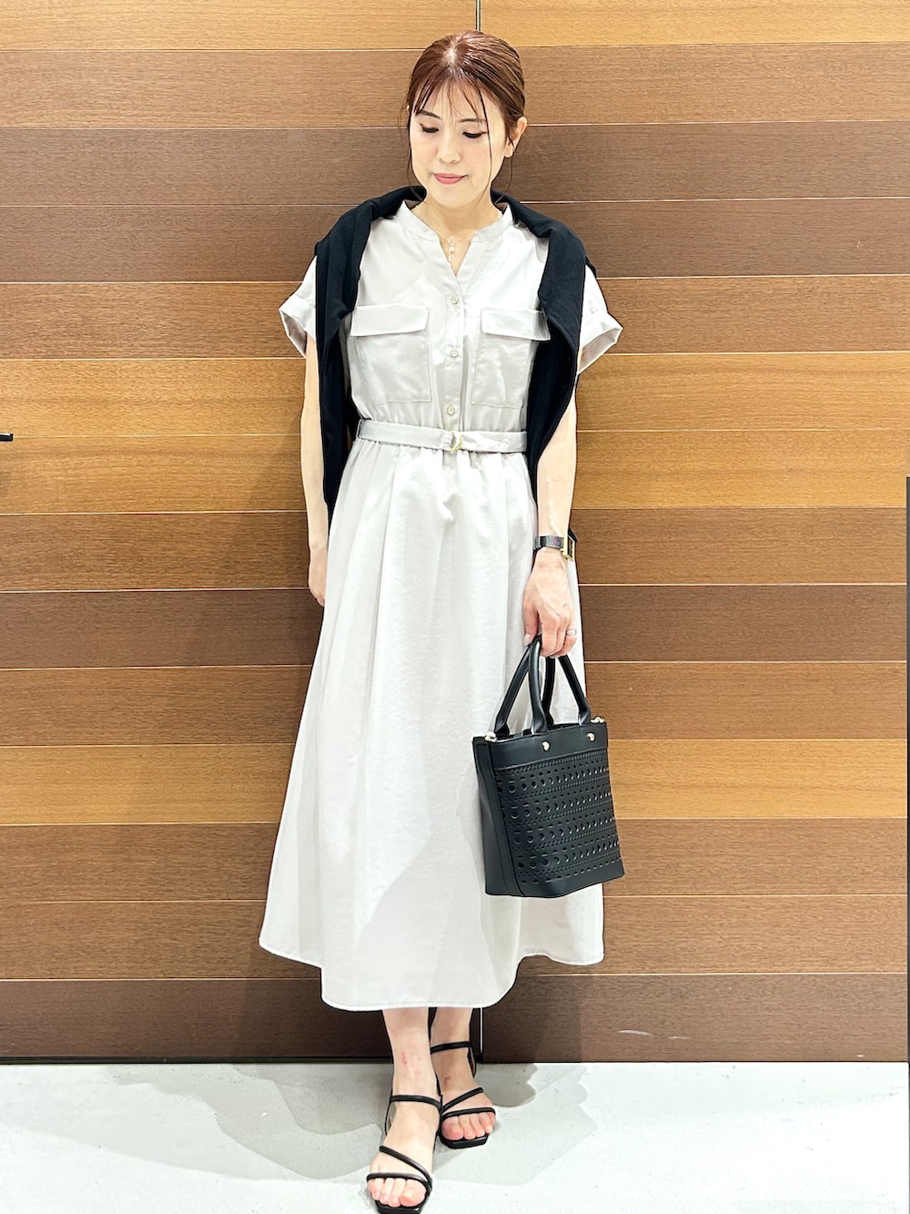ブルー系のカーディガン/ボレロ、ベージュ系のワンピース、ブラック系のトートバッグを着用したレディースの夏コーディネートの2枚目の写真