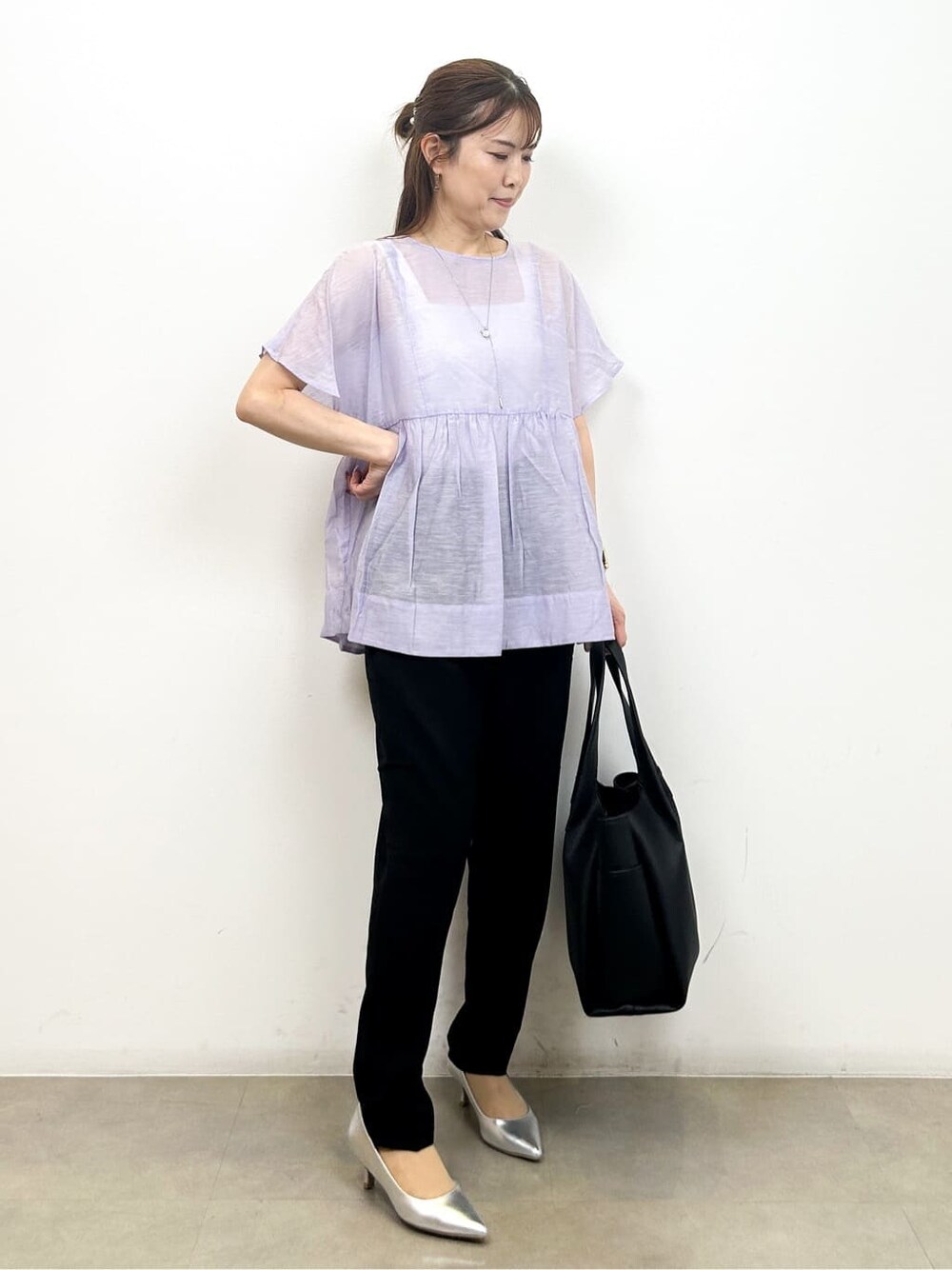 パープル系のシャツ/ブラウス、ブラック系のその他パンツ、ブラック系のトートバッグを着用したレディースの夏コーディネートの4枚目の写真