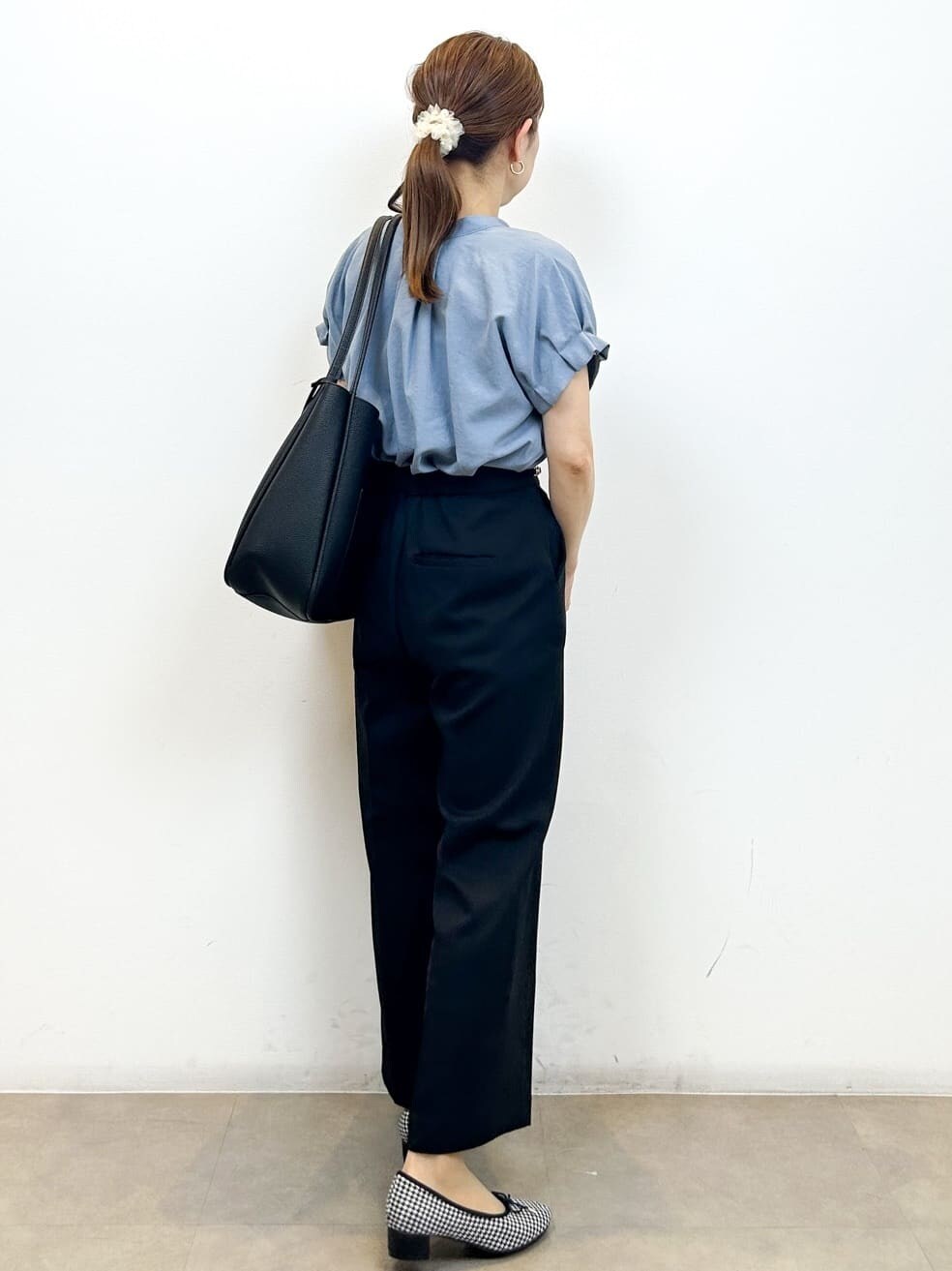 ブルー系のシャツ/ブラウス、ブラック系のその他パンツ、ブラック系のトートバッグを着用したレディースの夏コーディネートの6枚目の写真