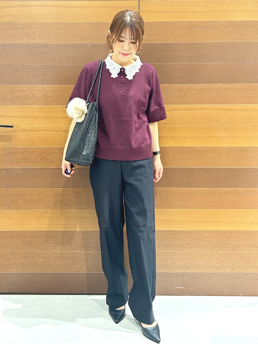 レッド系のニット/セーター、レッド系のシャツ/ブラウス、ブラック系のその他パンツを着用したレディースの秋コーディネートの8枚目の写真