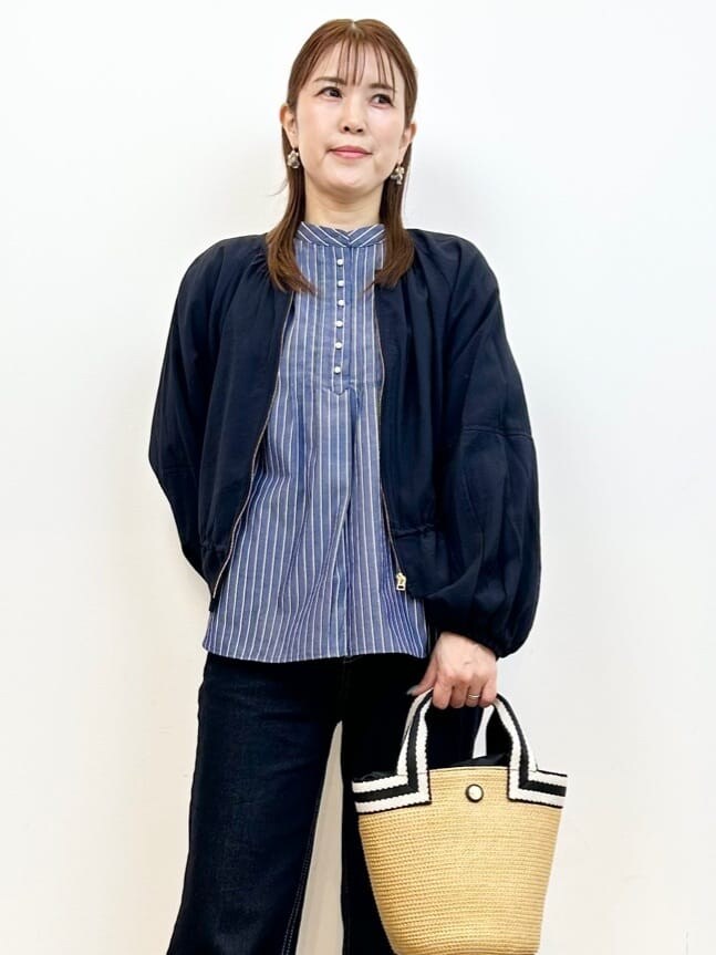 ブルー系のブルゾン、ブルー系のシャツ/ブラウス、ブルー系のその他パンツを着用したレディースの春コーディネートの4枚目の写真
