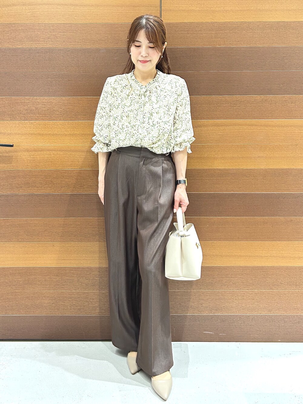 ベージュ系のシャツ/ブラウス、ブラウン系のその他パンツ、ベージュ系のトートバッグを着用したレディースの秋コーディネートの2枚目の写真