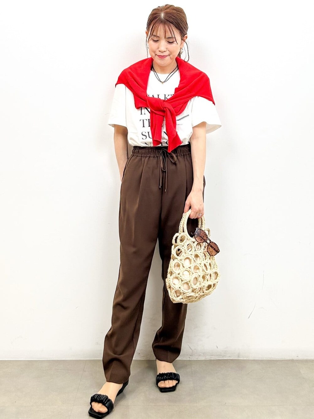 レッド系のカーディガン/ボレロ、ホワイト系のTシャツ/カットソー、ブラウン系のその他パンツを着用したレディースの夏コーディネートの2枚目の写真