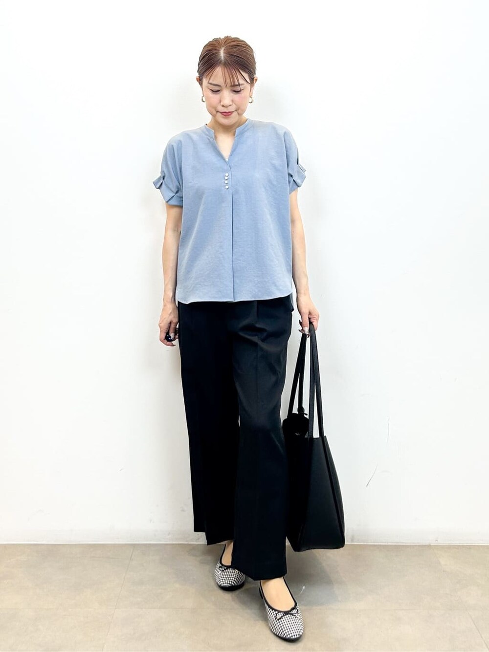 ブルー系のシャツ/ブラウス、ブラック系のその他パンツ、ブラック系のトートバッグを着用したレディースの夏コーディネートの9枚目の写真