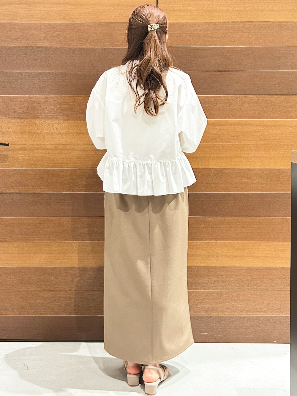 ベージュ系のショルダーバッグ、ブラウン系のスカート、ブラウン系のトートバッグを着用したレディースの春コーディネートの7枚目の写真