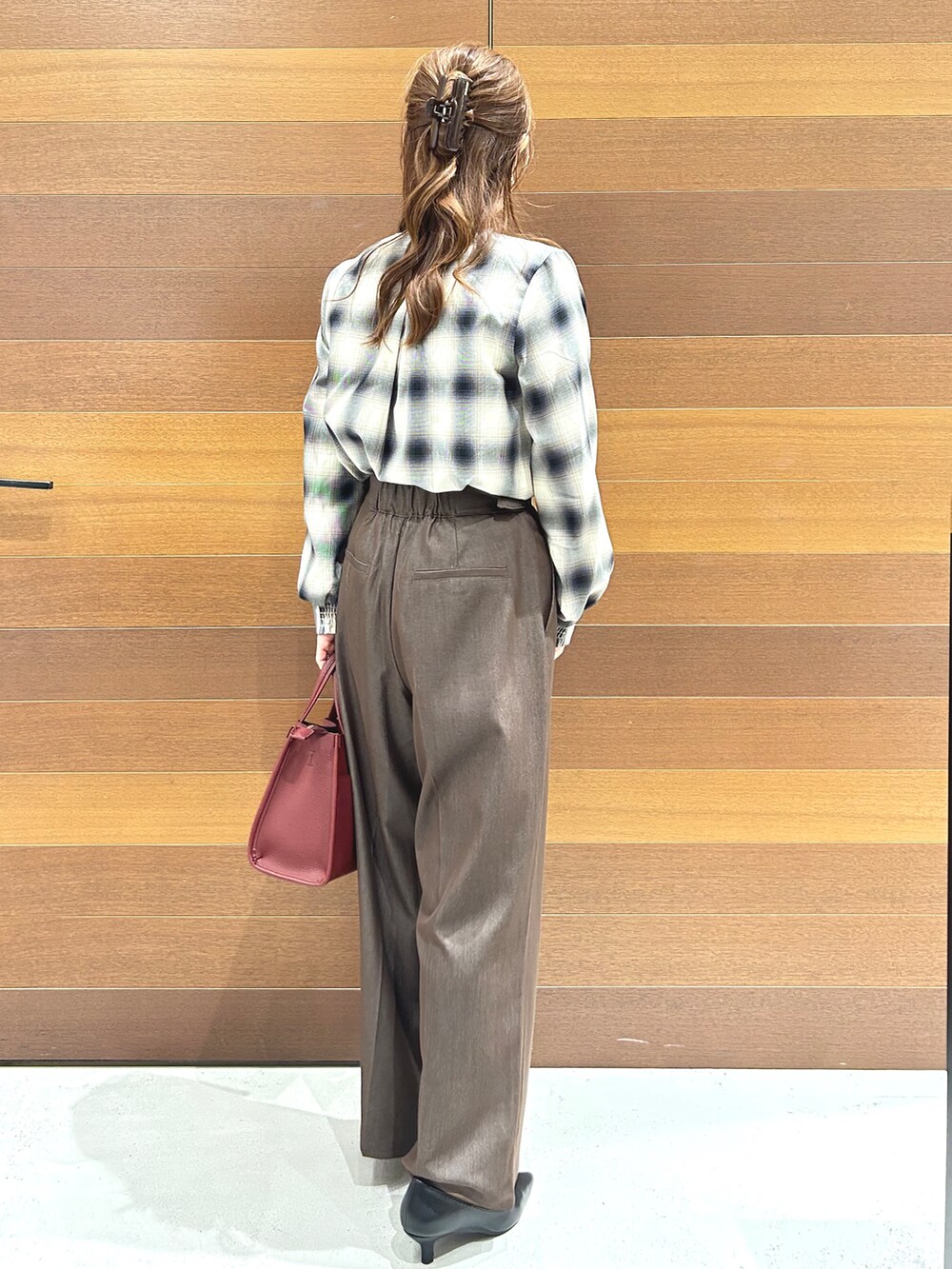 ブラウン系のシャツ/ブラウス、ブラウン系のその他パンツ、レッド系のトートバッグを着用したレディースの秋コーディネートの5枚目の写真