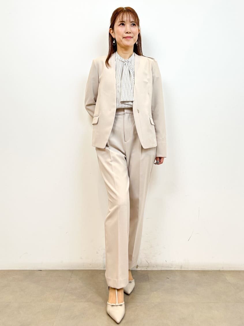 ベージュ系のシャツ/ブラウス、ベージュ系のその他パンツ、ベージュ系のパンプスを着用したレディースの春コーディネートの3枚目の写真