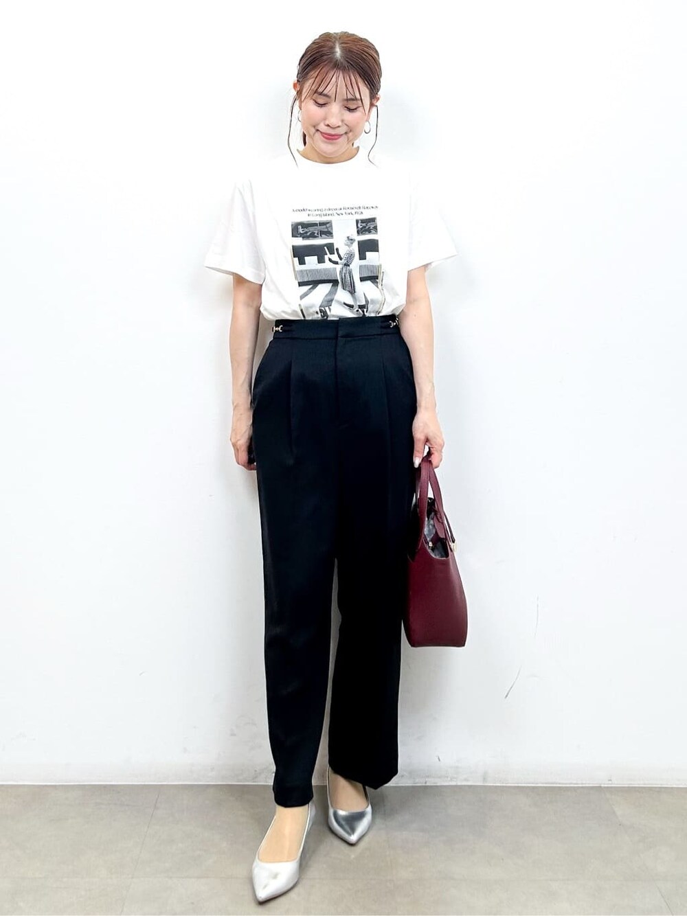 ホワイト系のTシャツ/カットソー、ブラック系のその他パンツ、レッド系のトートバッグを着用したレディースの夏コーディネートの6枚目の写真