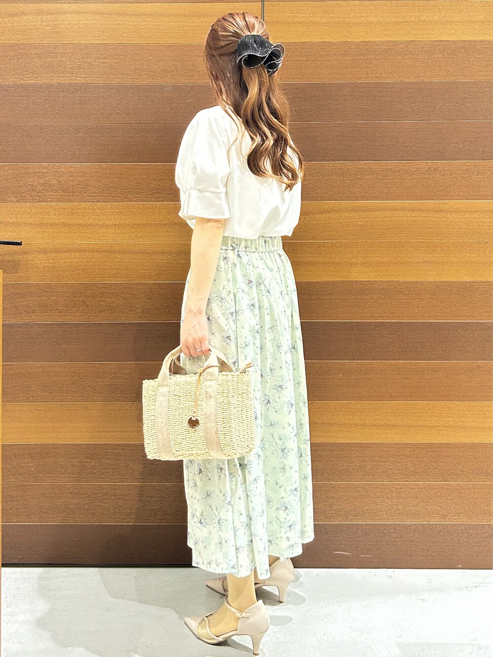 ベージュ系のパンプス、ベージュ系のトートバッグ、ホワイト系のシャツ/ブラウスを着用したレディースの春コーディネートの6枚目の写真