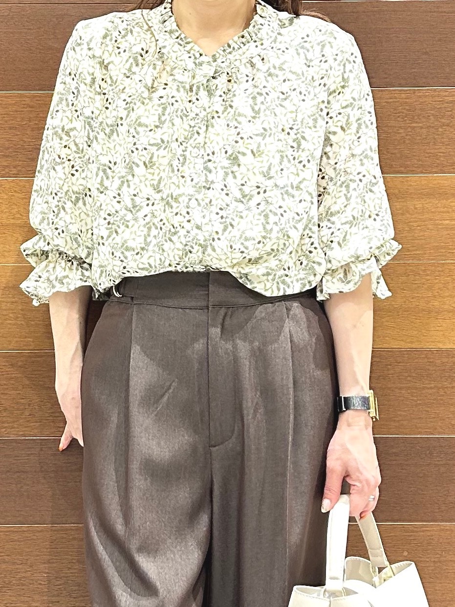 ベージュ系のブルゾン、ベージュ系のシャツ/ブラウス、ブラウン系のその他パンツを着用したレディースの秋コーディネートの8枚目の写真