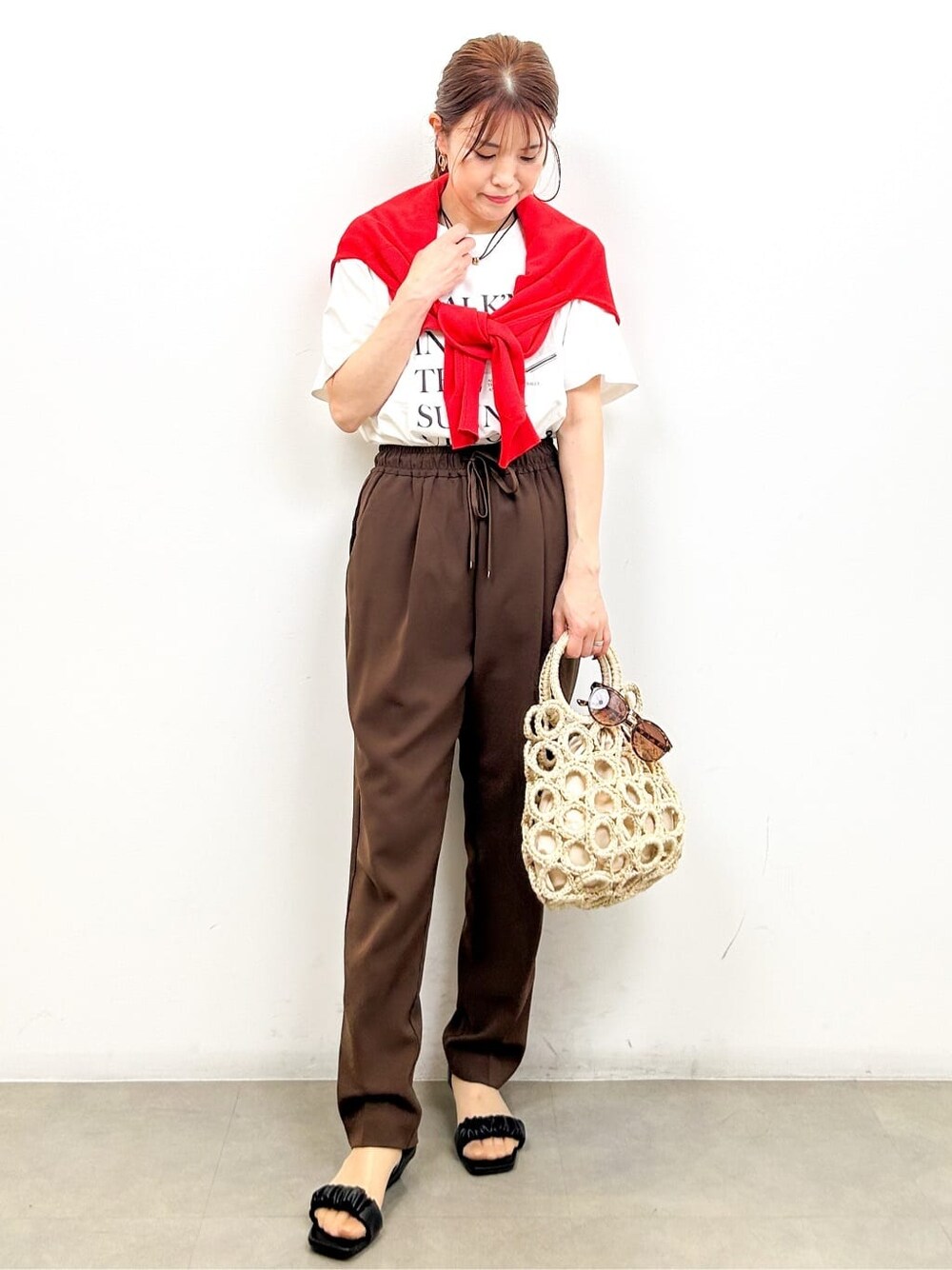 レッド系のカーディガン/ボレロ、ホワイト系のTシャツ/カットソー、ブラウン系のその他パンツを着用したレディースの夏コーディネートの3枚目の写真