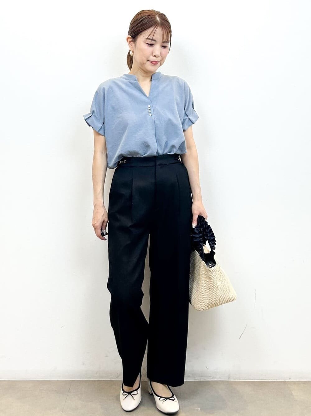 ブルー系のシャツ/ブラウス、ブラック系のその他パンツ、ブラック系のトートバッグを着用したレディースの夏コーディネートの7枚目の写真