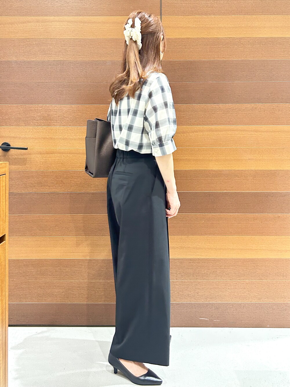 ホワイト系のシャツ/ブラウス、ブラック系のその他パンツ、その他のトートバッグを着用したレディースの夏コーディネートの6枚目の写真