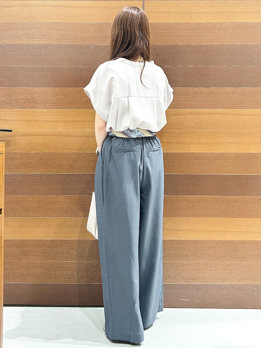ベージュ系のシャツ/ブラウス、グレー系のその他パンツ、グレー系のトートバッグを着用したレディースの夏コーディネートの4枚目の写真