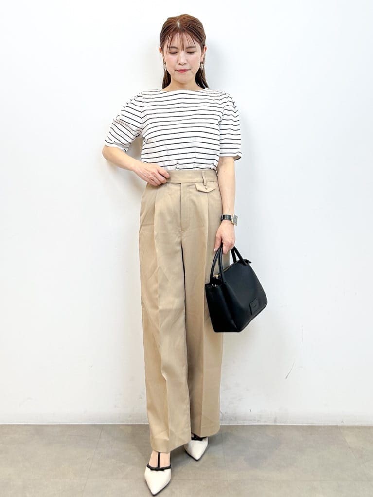 ブルー系のブルゾン、ホワイト系のTシャツ/カットソー、ベージュ系のその他パンツを着用したレディースの春コーディネートの7枚目の写真