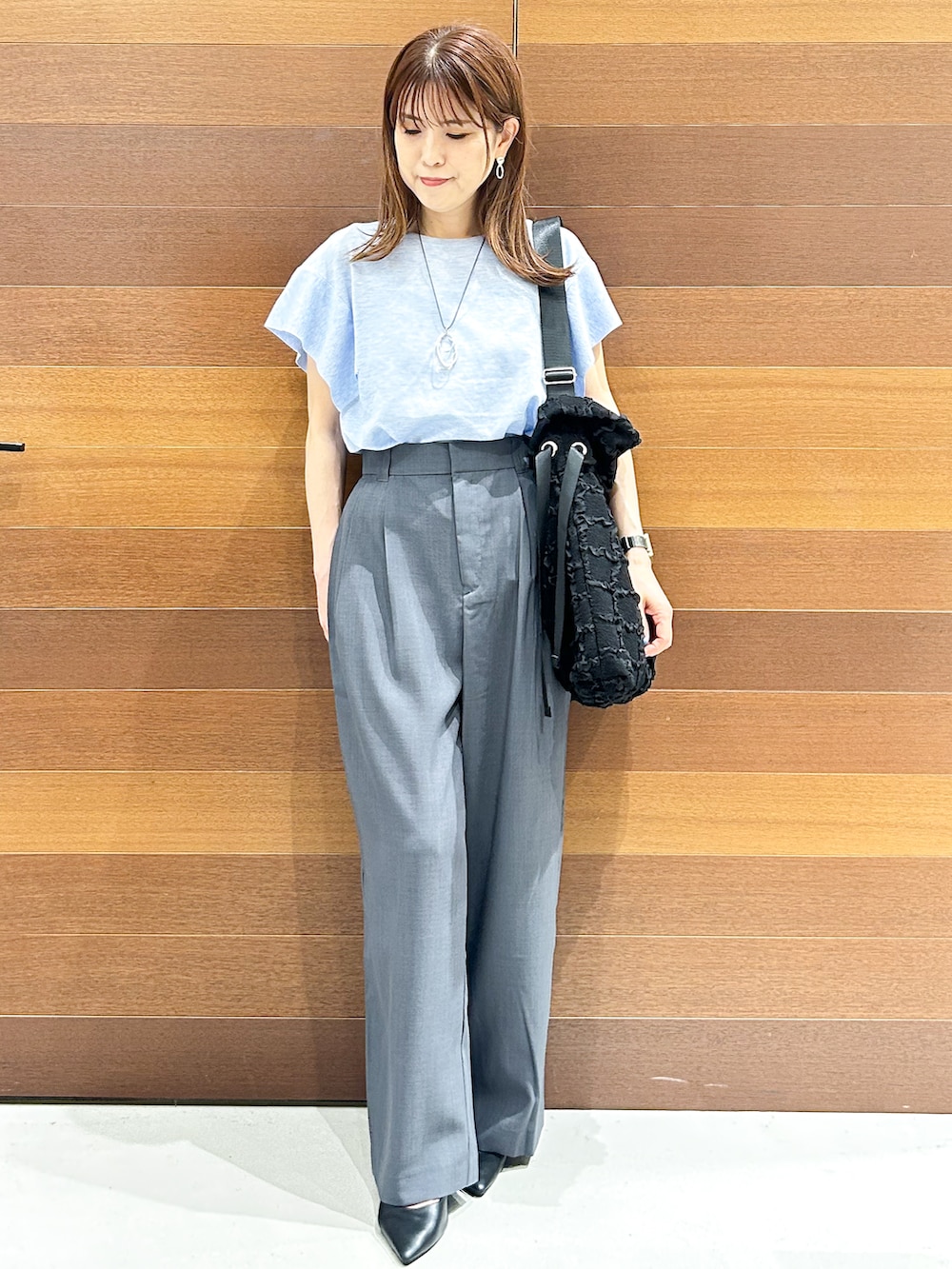 ブルー系のシャツ/ブラウス、グレー系のその他パンツ、グレー系のトートバッグを着用したレディースの夏コーディネートの7枚目の写真