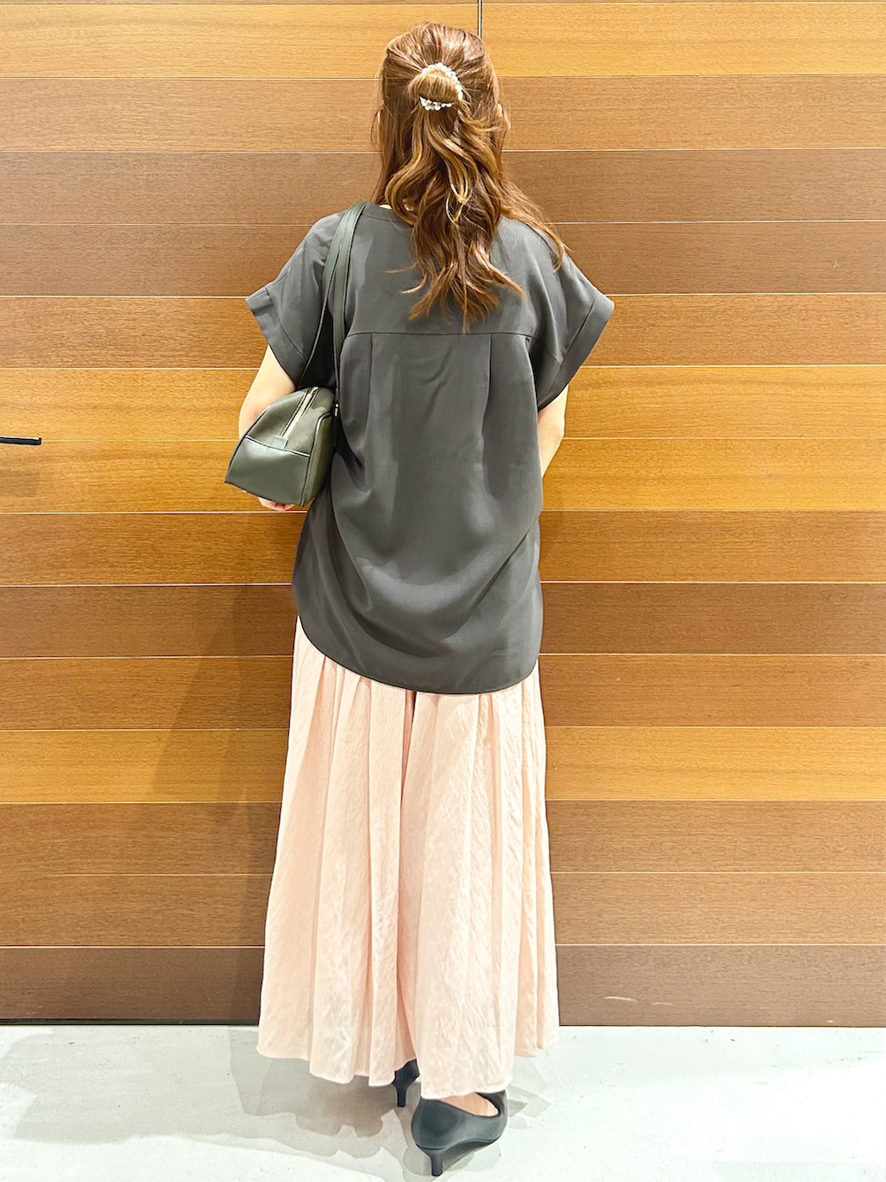 グレー系のシャツ/ブラウス、ホワイト系のタンクトップ、ピンク系のその他パンツを着用したレディースの秋コーディネートの6枚目の写真