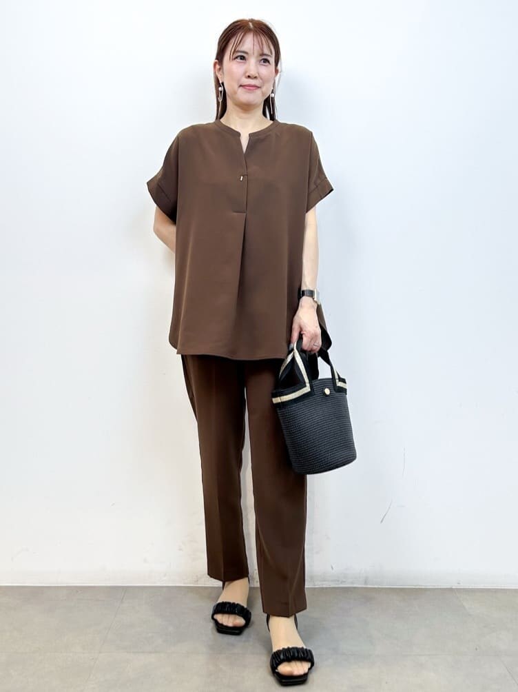 ブラウン系のシャツ/ブラウス、グレー系のその他パンツ、ホワイト系のトートバッグを着用したレディースの夏コーディネートの8枚目の写真