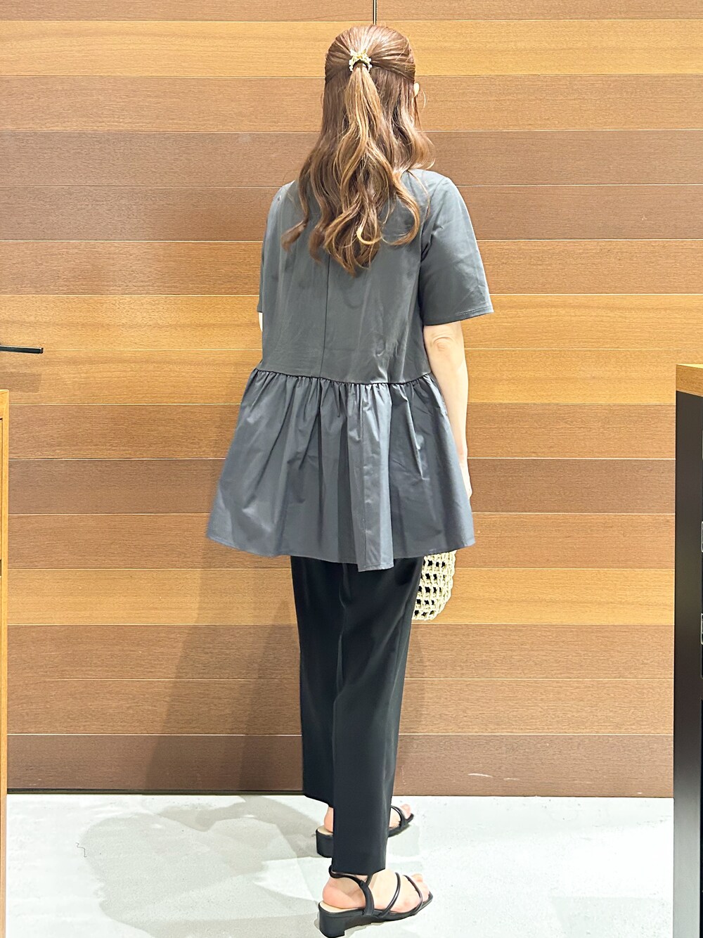 グレー系のTシャツ/カットソー、ブラック系のその他パンツ、ブラウン系のトートバッグを着用したレディースの春コーディネートの7枚目の写真