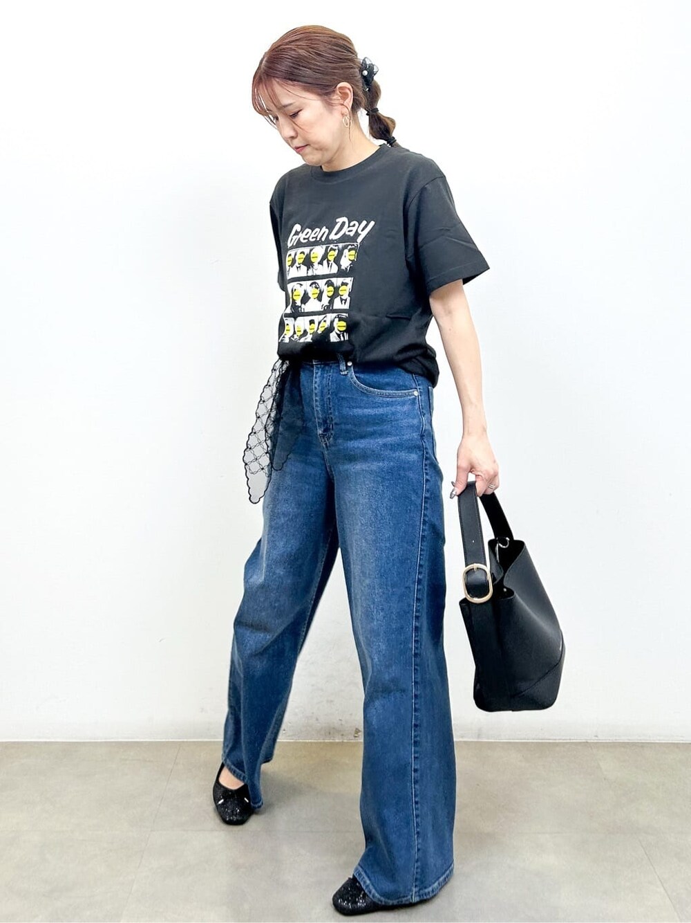 グレー系のTシャツ/カットソー、ブルー系のデニムパンツ、ブラック系のショルダーバッグを着用したレディースの秋コーディネートの4枚目の写真