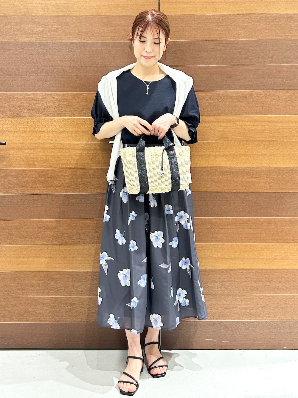 ホワイト系のカーディガン/ボレロ、ブルー系のシャツ/ブラウス、グレー系のスカートを着用したレディースの夏コーディネートの4枚目の写真