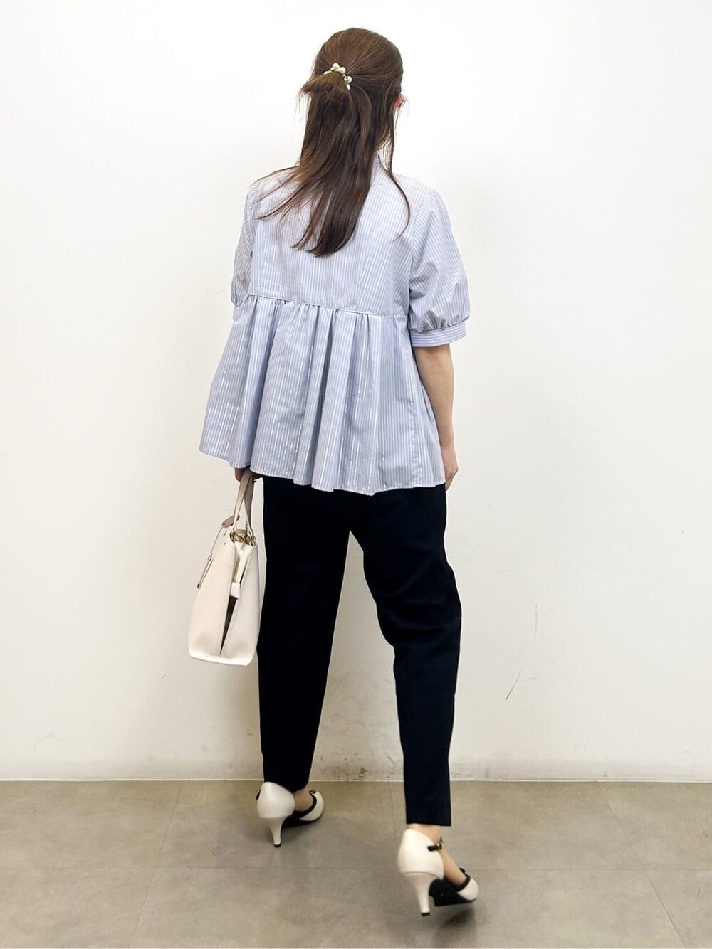 ブルー系のシャツ/ブラウス、ブルー系のその他パンツ、ベージュ系のトートバッグを着用したレディースの夏コーディネートの8枚目の写真