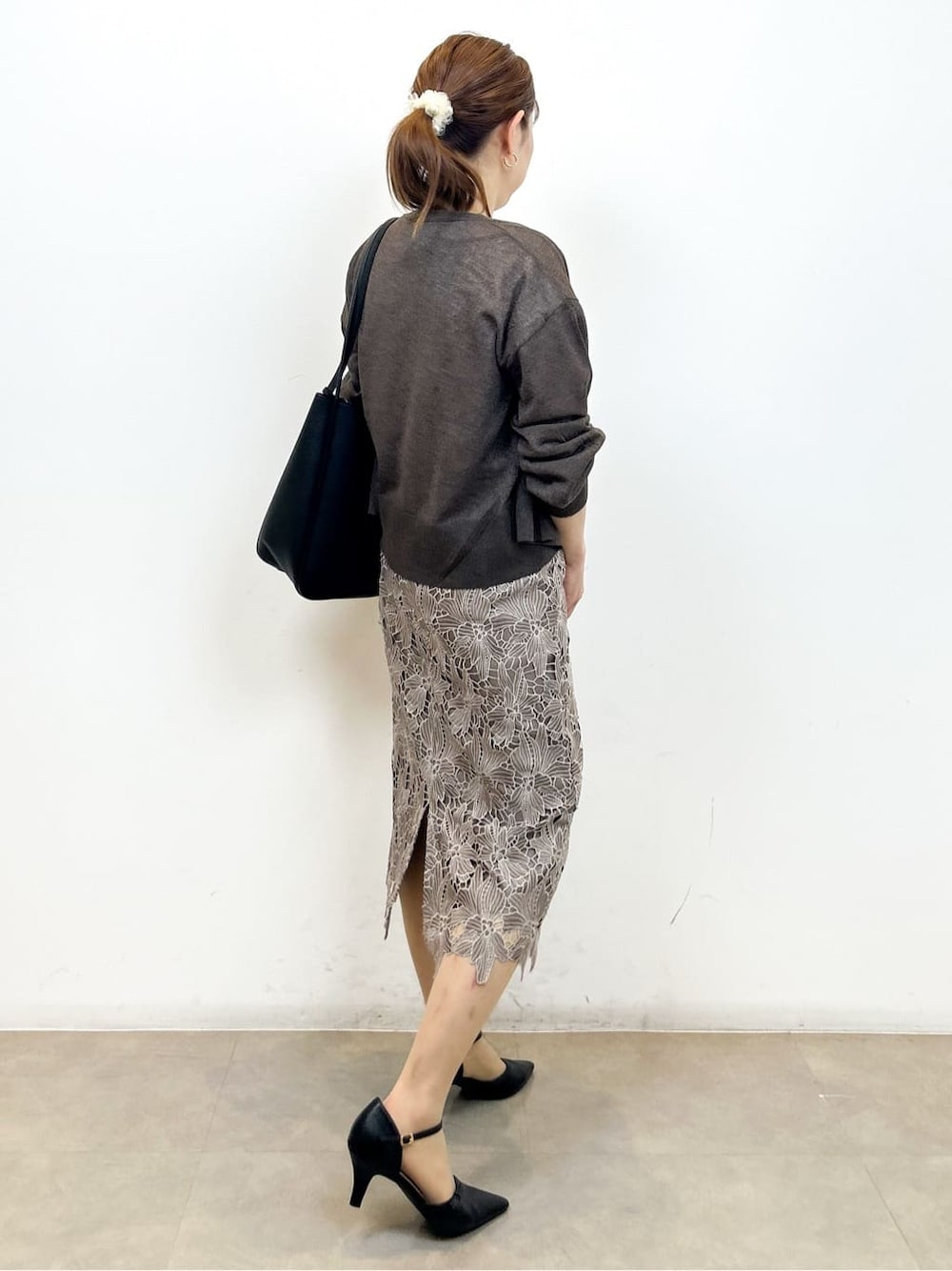 ブラウン系のカーディガン/ボレロ、ホワイト系のTシャツ/カットソー、ブラウン系のスカートを着用したレディースの夏コーディネートの5枚目の写真