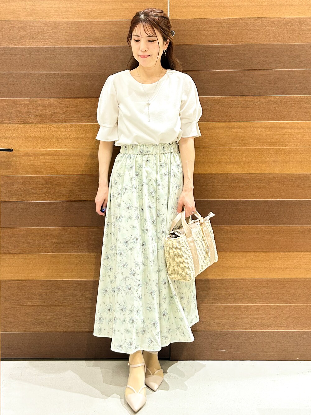 ベージュ系のパンプス、ベージュ系のトートバッグ、ホワイト系のシャツ/ブラウスを着用したレディースの春コーディネートの3枚目の写真
