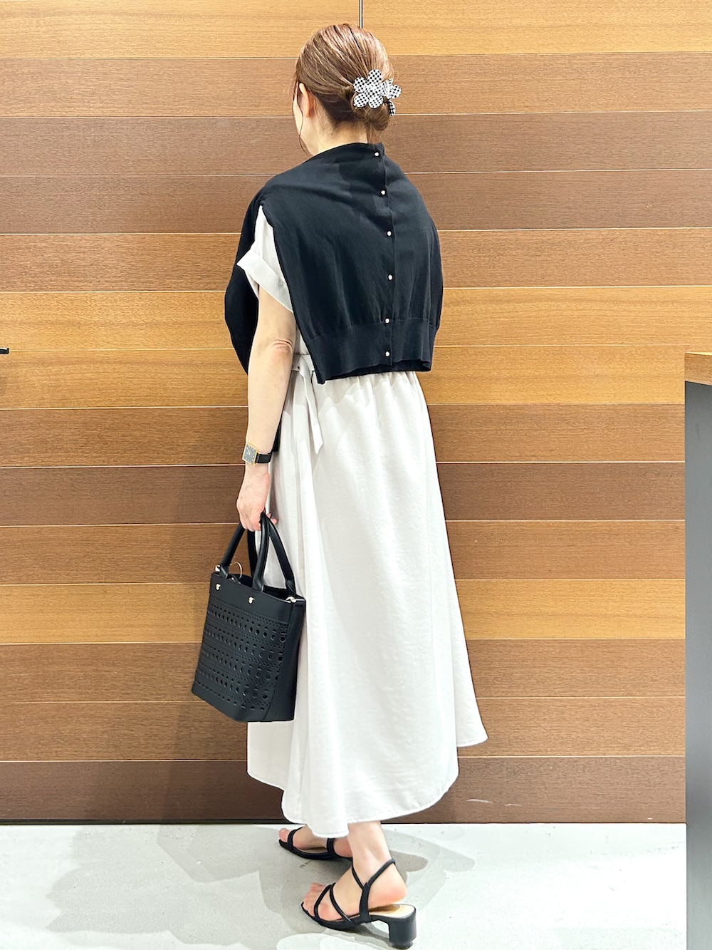ブルー系のカーディガン/ボレロ、ベージュ系のワンピース、ブラック系のトートバッグを着用したレディースの夏コーディネートの6枚目の写真