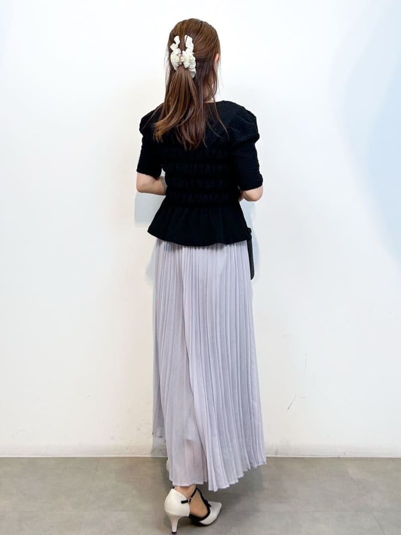 ブラック系のTシャツ/カットソー、ブラック系のトートバッグ、ホワイト系のパンプスを着用したレディースの春コーディネートの6枚目の写真