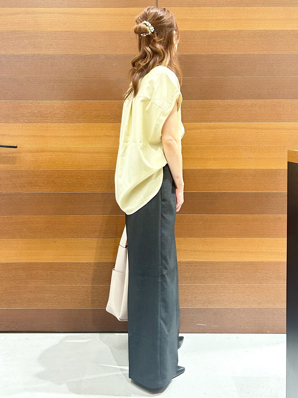 イエロー系のシャツ/ブラウス、グレー系のその他パンツ、グレー系のトートバッグを着用したレディースの夏コーディネートの4枚目の写真