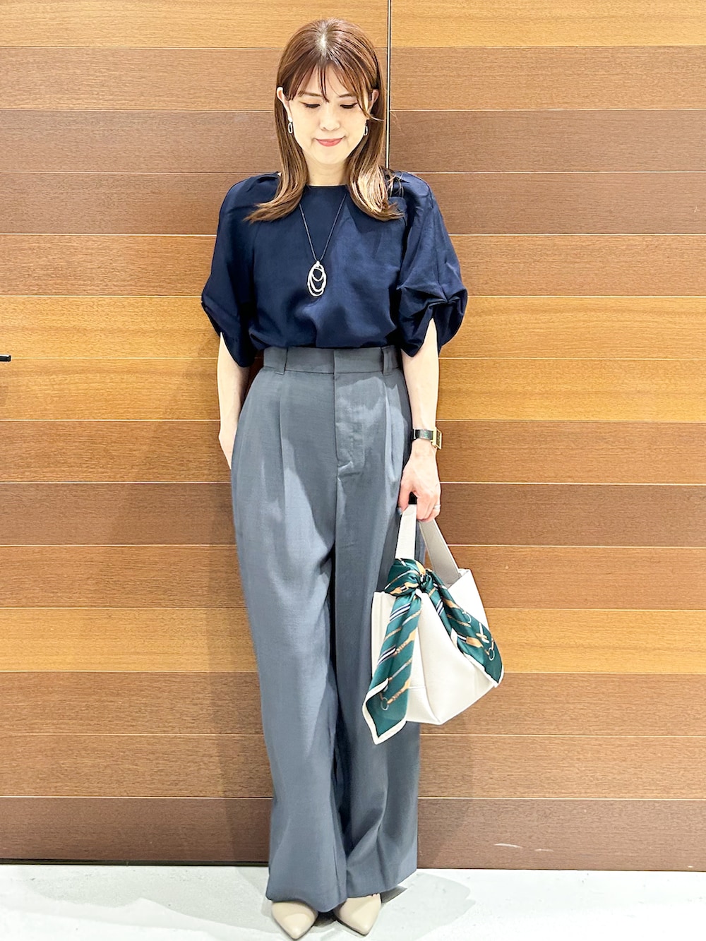 ブルー系のシャツ/ブラウス、グレー系のその他パンツ、グレー系のトートバッグを着用したレディースの夏コーディネートの4枚目の写真