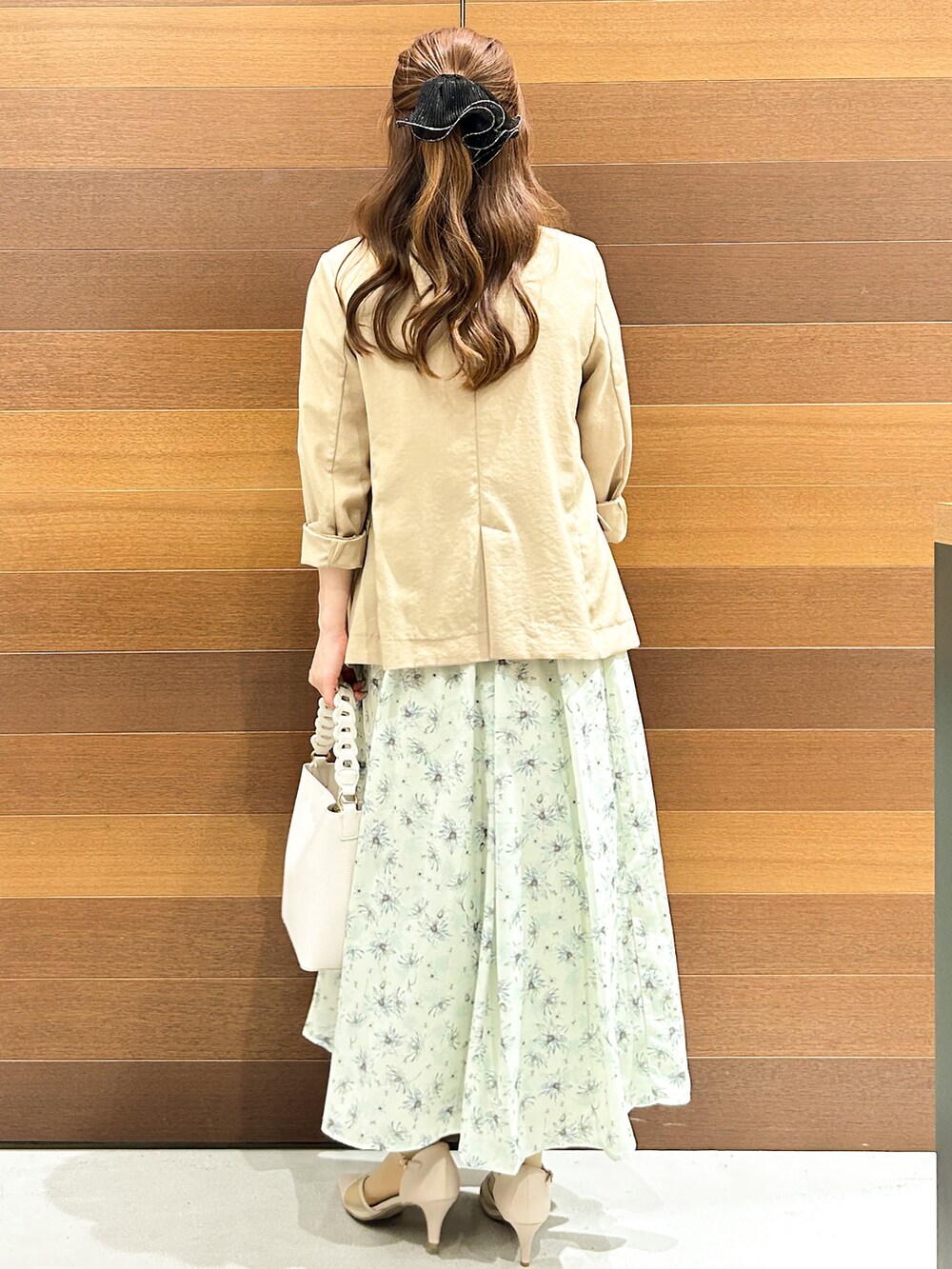 ベージュ系のパンプス、ベージュ系のテーラードジャケット、ホワイト系のショルダーバッグを着用したレディースの春コーディネートの4枚目の写真