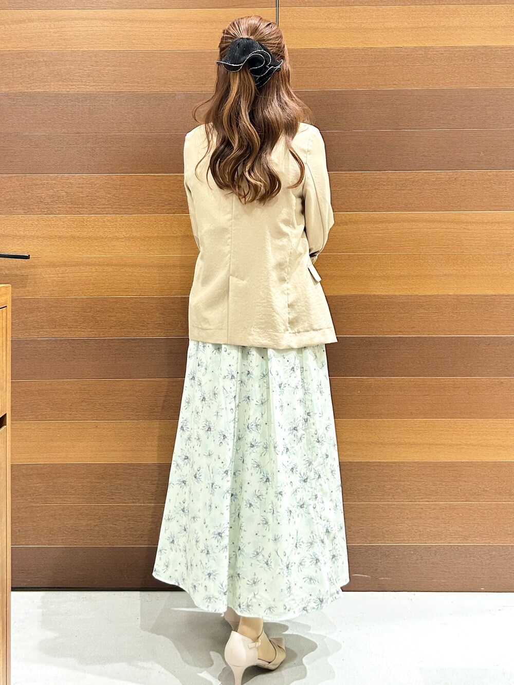 ベージュ系のパンプス、ベージュ系のテーラードジャケット、ホワイト系のショルダーバッグを着用したレディースの春コーディネートの7枚目の写真