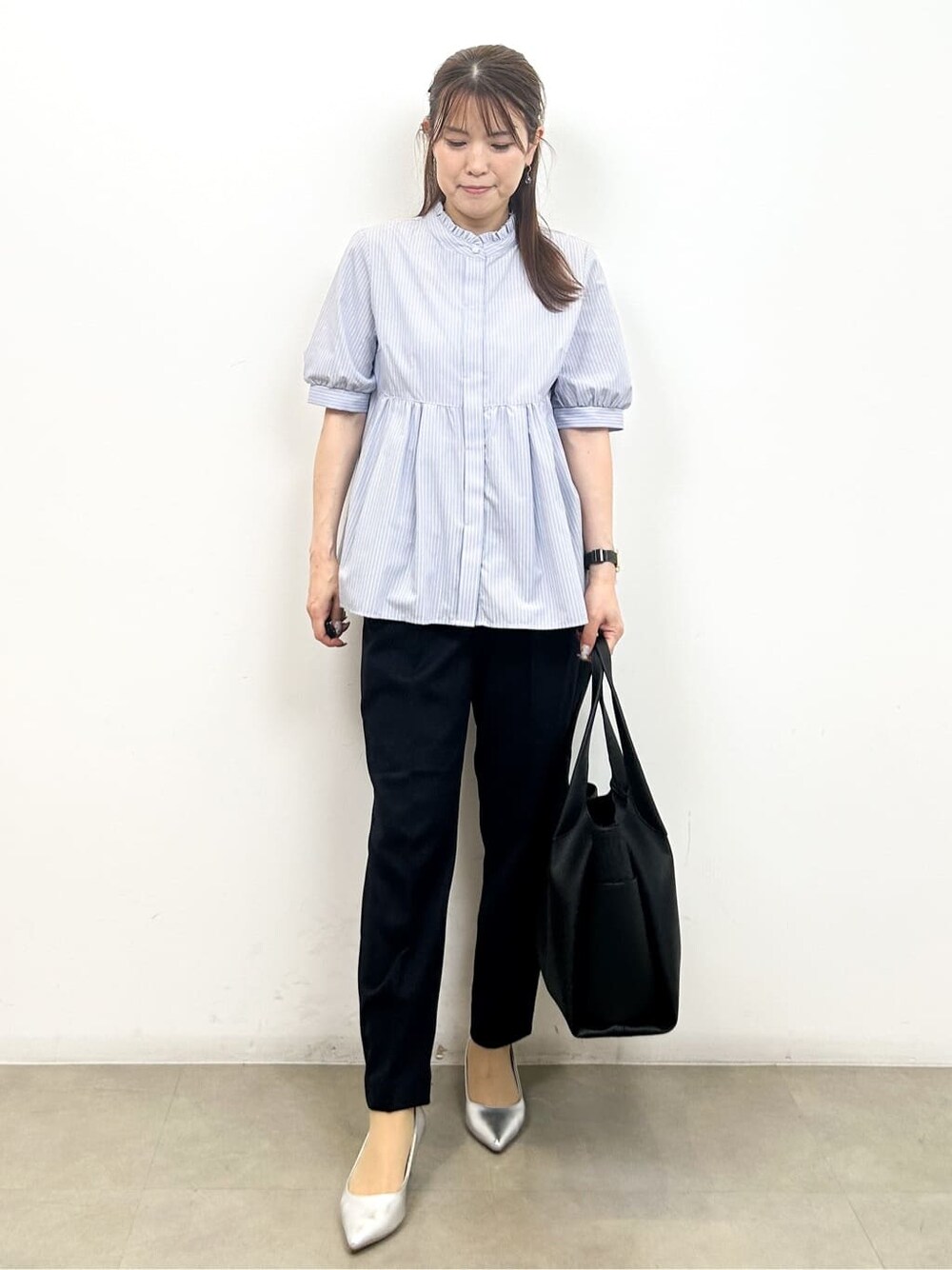 ブルー系のシャツ/ブラウス、ブルー系のその他パンツ、ブラック系のトートバッグを着用したレディースの夏コーディネートの3枚目の写真
