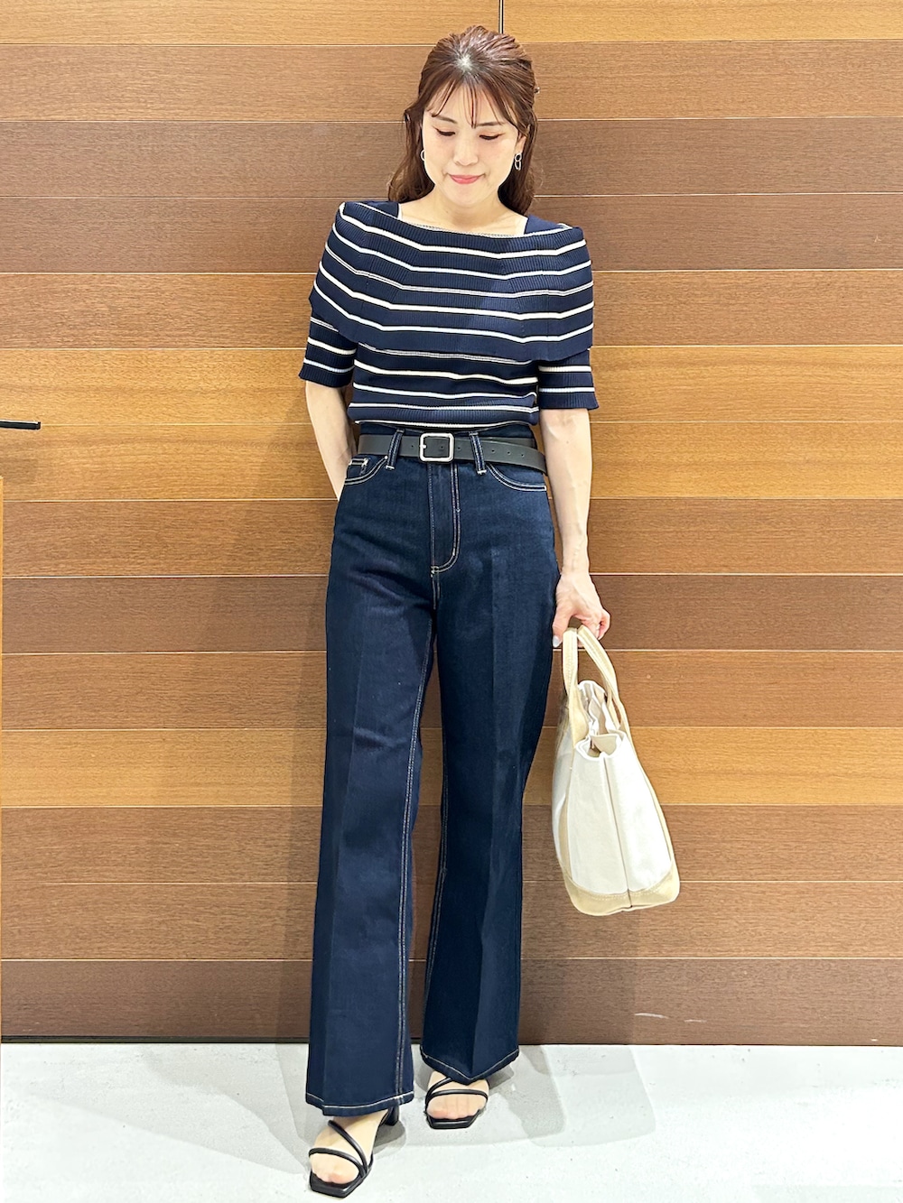 ブラック系のタンクトップ、ブルー系のその他パンツ、ブラック系のサンダルを着用したレディースの春コーディネートの2枚目の写真