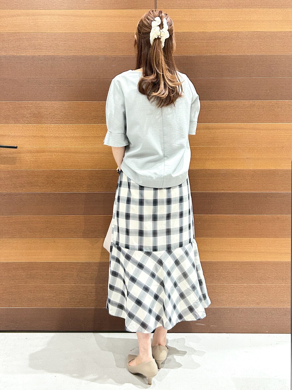 グリーン系のシャツ/ブラウス、ホワイト系のスカート、グレー系のトートバッグを着用したレディースの夏コーディネートの5枚目の写真