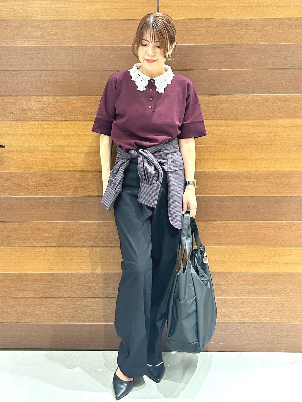 レッド系のニット/セーター、レッド系のシャツ/ブラウス、ブラック系のその他パンツを着用したレディースの秋コーディネートの2枚目の写真