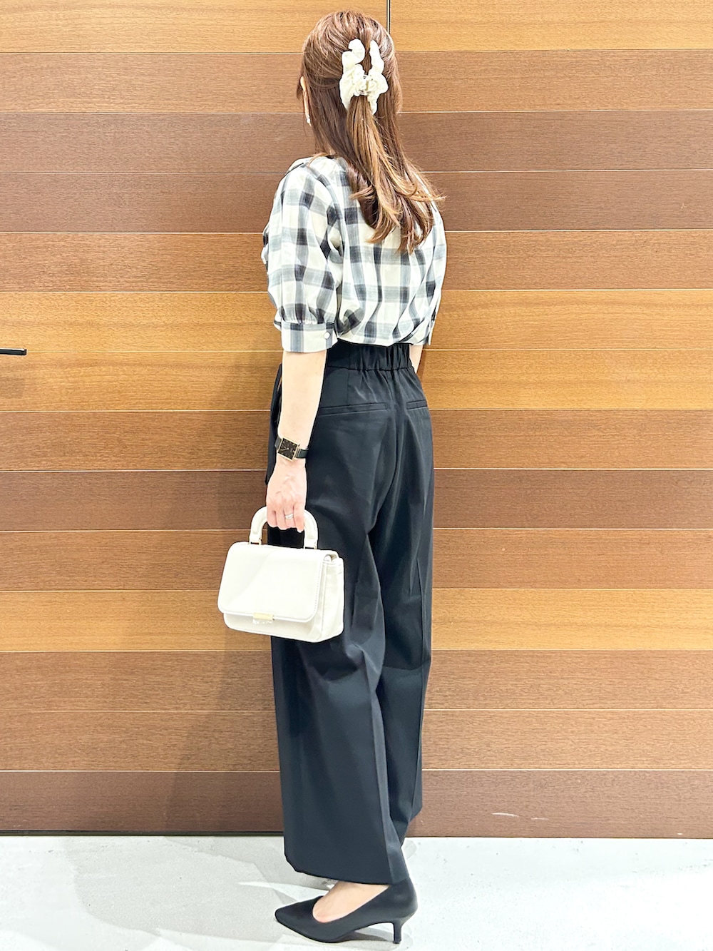 ホワイト系のシャツ/ブラウス、ブラック系のその他パンツ、ホワイト系のショルダーバッグを着用したレディースの夏コーディネートの4枚目の写真