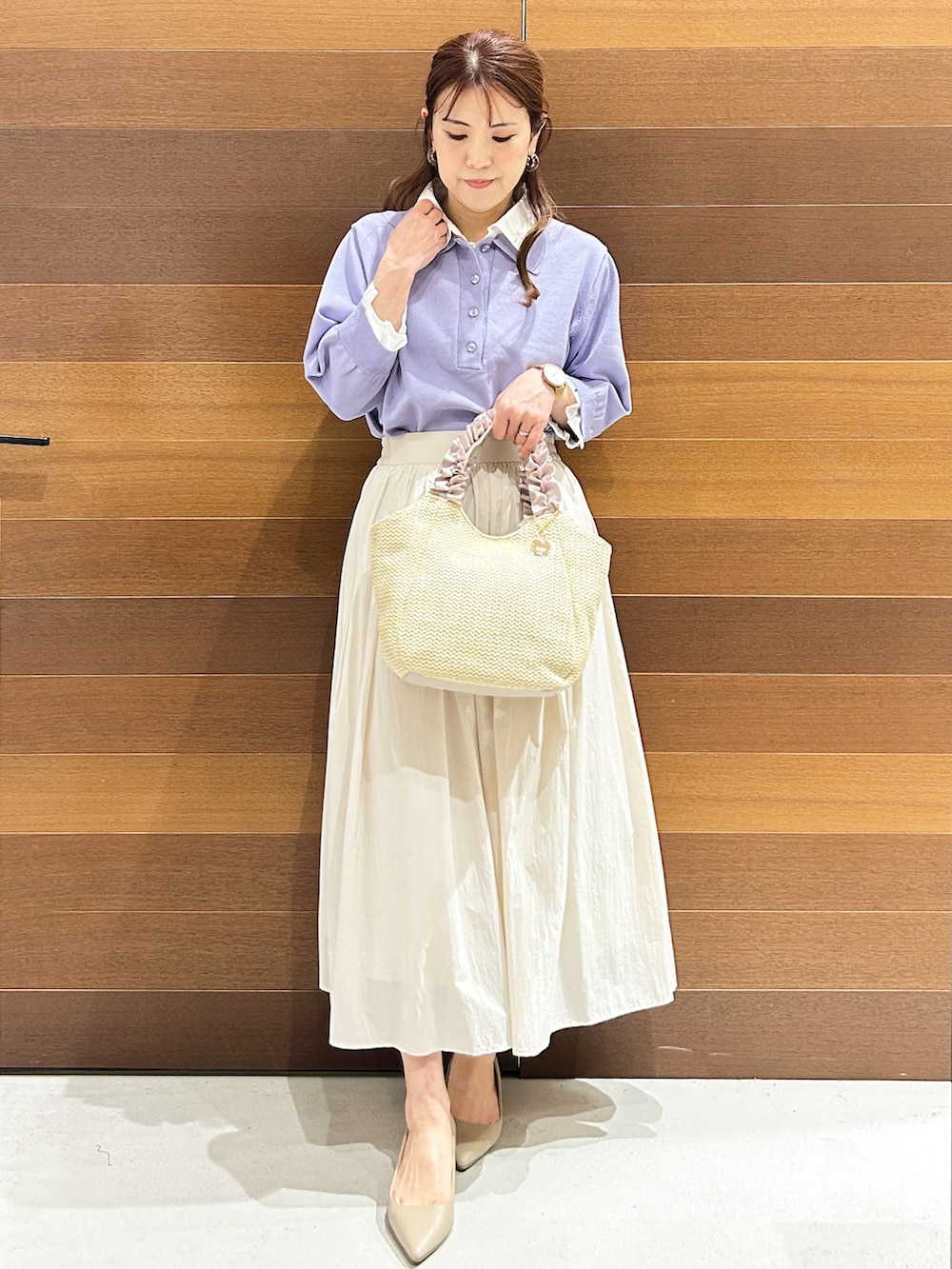 ベージュ系のパンプス、ベージュ系のスカート、ベージュ系のトートバッグを着用したレディースの春コーディネートの3枚目の写真