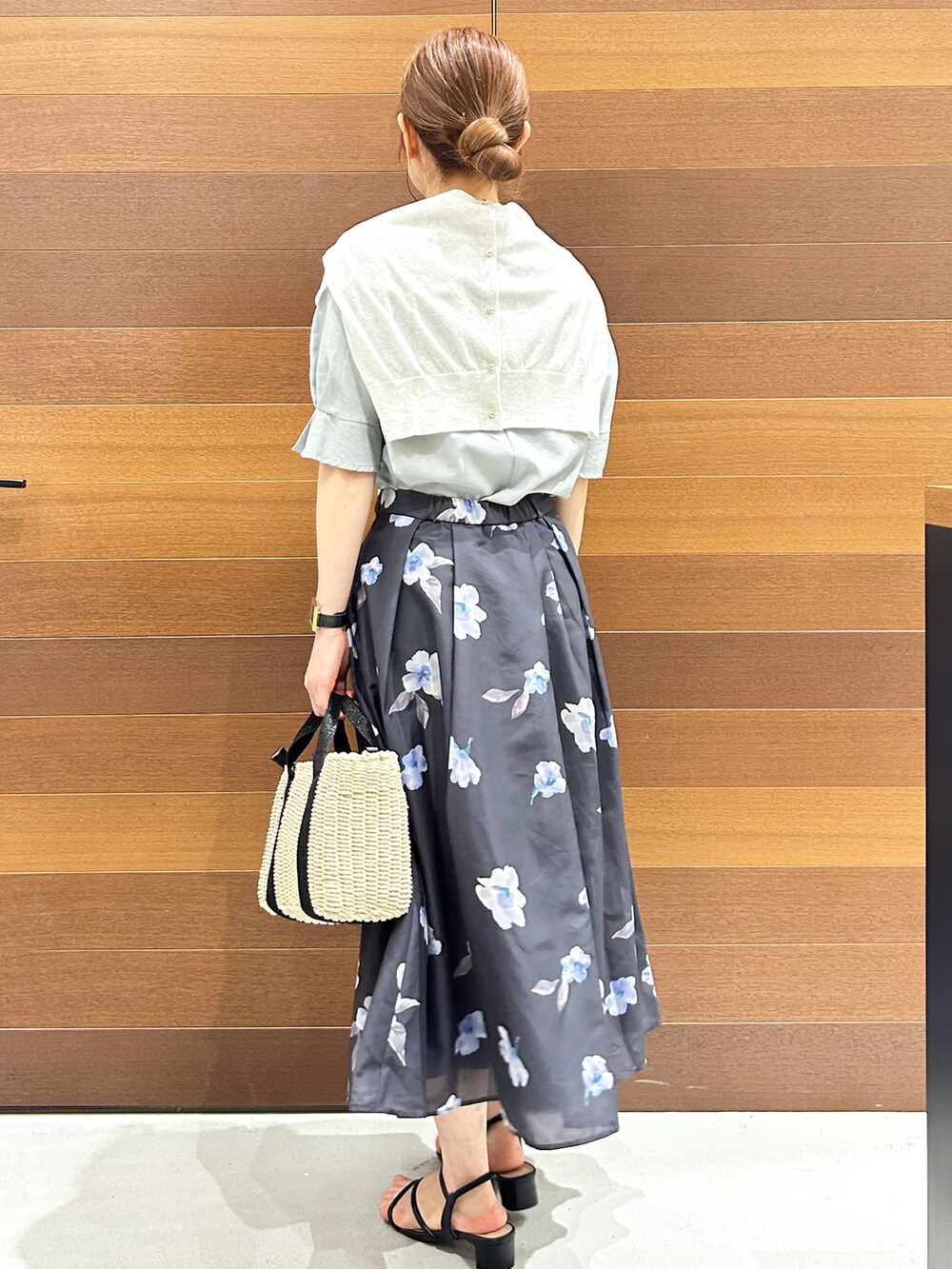 ホワイト系のカーディガン/ボレロ、グリーン系のシャツ/ブラウス、グレー系のスカートを着用したレディースの夏コーディネートの5枚目の写真