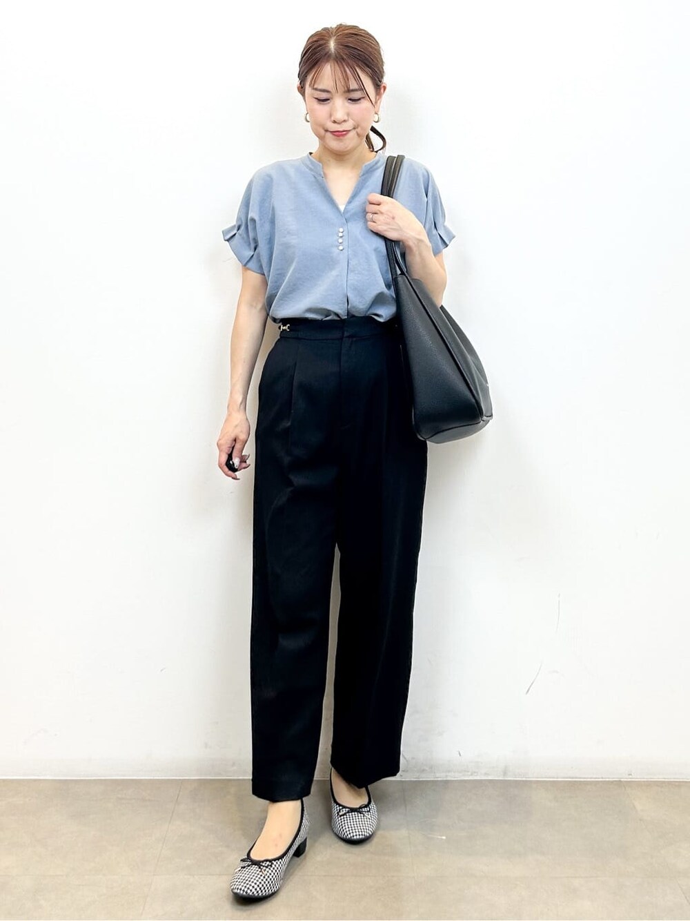 ブルー系のシャツ/ブラウス、ブラック系のその他パンツ、ブラック系のトートバッグを着用したレディースの夏コーディネートの3枚目の写真