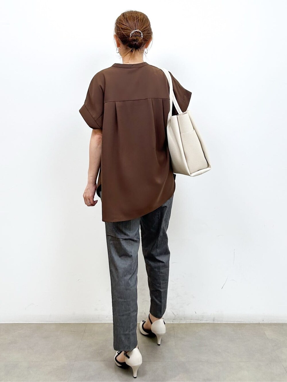 ブラウン系のシャツ/ブラウス、グレー系のその他パンツ、ホワイト系のトートバッグを着用したレディースの夏コーディネートの7枚目の写真
